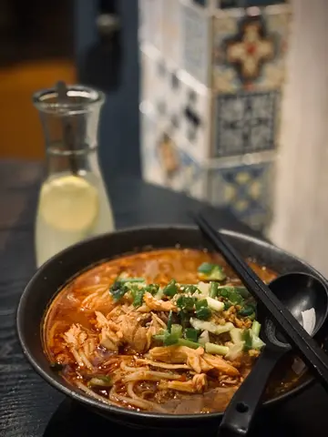 手撕雞酸辣湯米線
