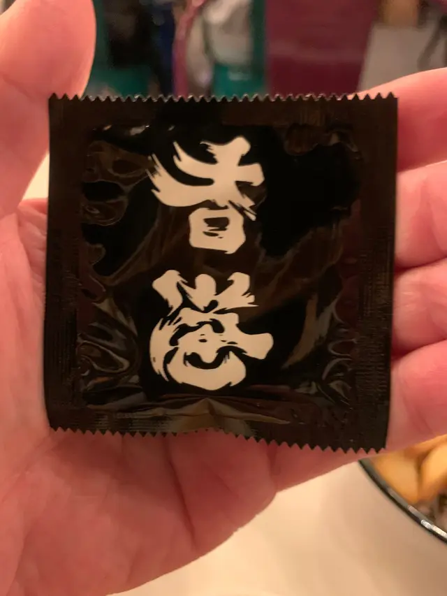 侍應遞俾我，初頭仲以為係condom，原來係濕紙巾😂😂😂