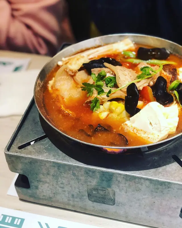 蕃茄湯底濃稠，酸酸甜甜，十分開胃！