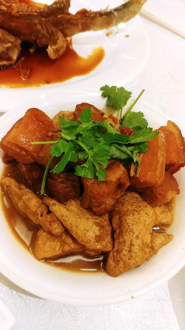 味道沒有鴨舌的濃。看食評推介而點的。肥肉均勻而不膩，但墊底的豆腐吸滿了醬汁才是賣點😂