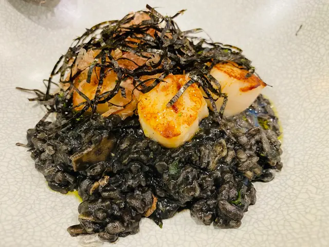 香煎日本刺身帶子配海鮮墨汁意大利飯