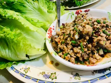 Spicy  minced  pork  lettuce  wrap  