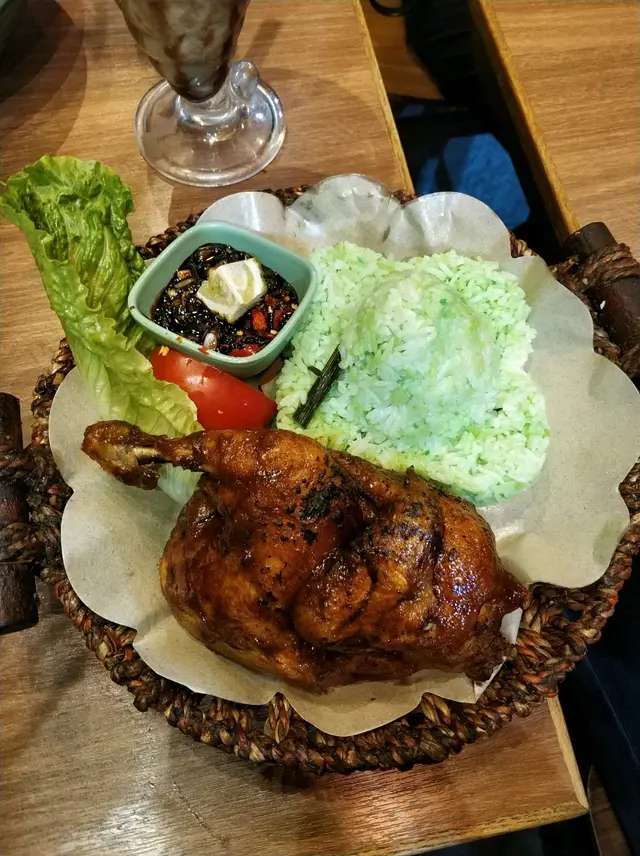 燒雞大隻多肉，但略嫌乾身左啲，班蘭飯幾入味