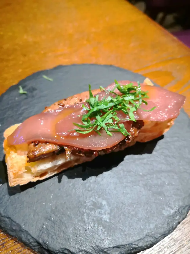 煎鵝肝配紅酒梨片