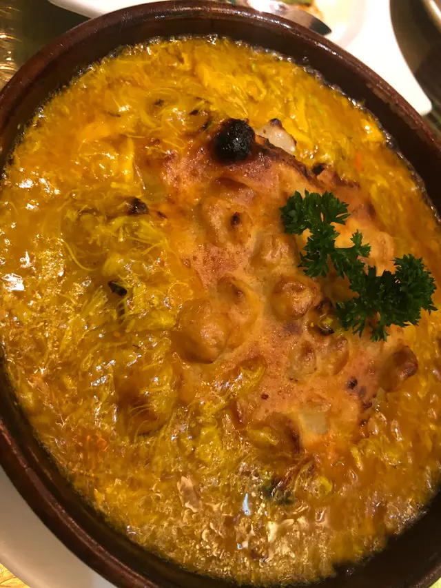 蘿蔔糕上佈滿蟹粉，食落啖啖香濃蟹粉味，上枱時仲有「吱吱聲」，熱辣辣！