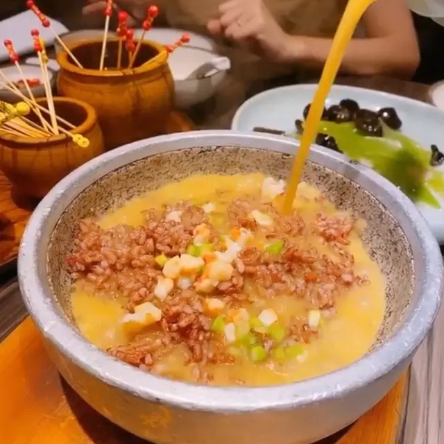 店員送上枱時會係你面前加上蝦膏上湯