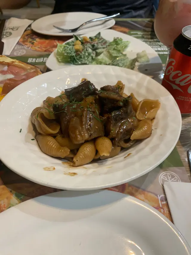 紅酒燴牛 配蜆殼粉