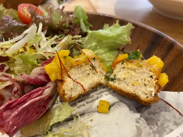 素蟹餅配芒果芫茜莎莎