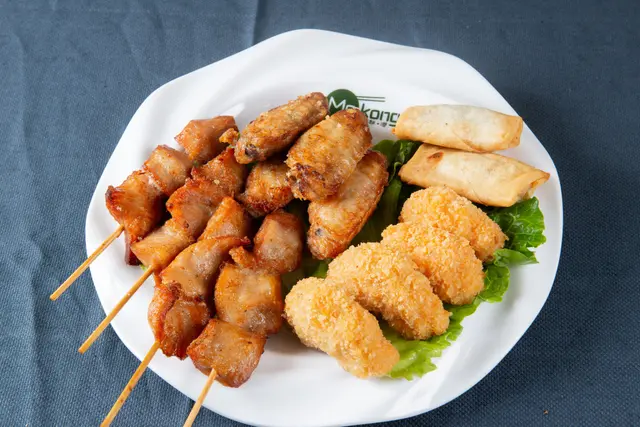 蝦餅2件,春卷2件,炸雞翼4件,沙爹雞肉及豬肉串燒各2串