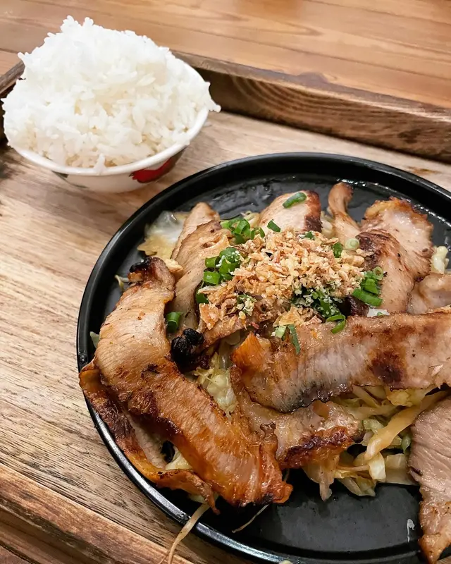 烤豬頸肉炒菜配飯