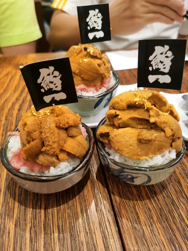 上面啲海膽好似食唔完咁，一層疊一層，好完整一條，細既雖然細細份，但啲海膽份量都夠食，好難想象如果係大份會係咩樣。 上面仲灑左啲食用金箔，感覺高級左同埋好吸引。絕對係會再食