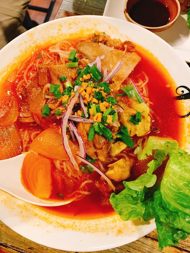 香茅豬扒併雞扒蕃茄湯檬