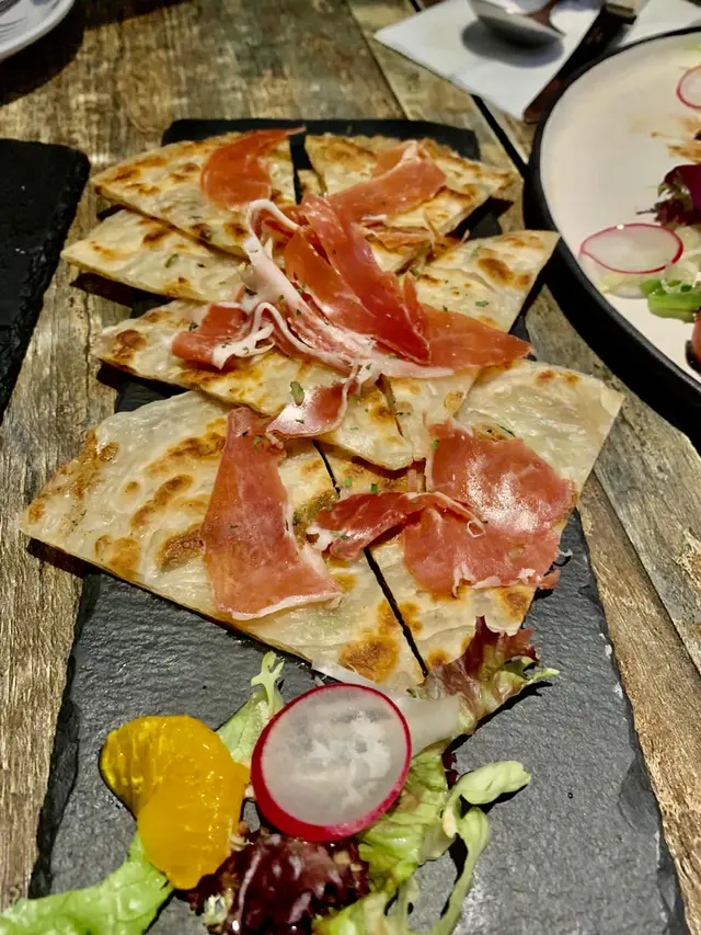 印度香蔥薄餅配西班牙黑毛豬火腿
