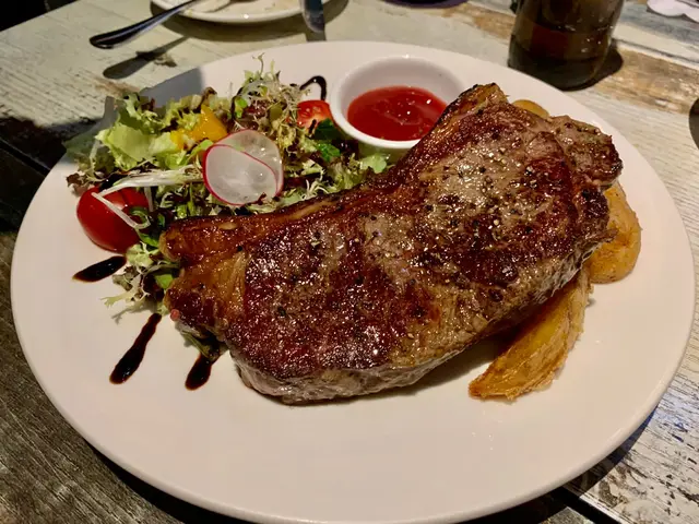 燒紐西蘭穀鉰西冷扒.薯角.雜菜沙律