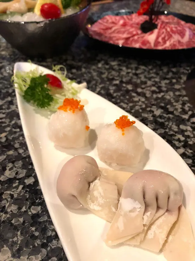 手剁牛肉餃包得飽滿實淨 係實的的嘅手作牛肉餡 不過餃皮就比較厚身 
手打墨魚丸鋪滿蟹籽 咬落好有口感而且爽彈 加入墨魚軟骨後層次更豐富 更有嚼勁
