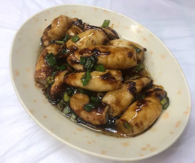 同出邊比較，這道菜清洗得好乾淨，吊桶好爽口，但是最重要的是它的秘製醬汁，一食就知道是靓材料，再加落去蔥花，讓吊桶的味道上升到另外一個層次