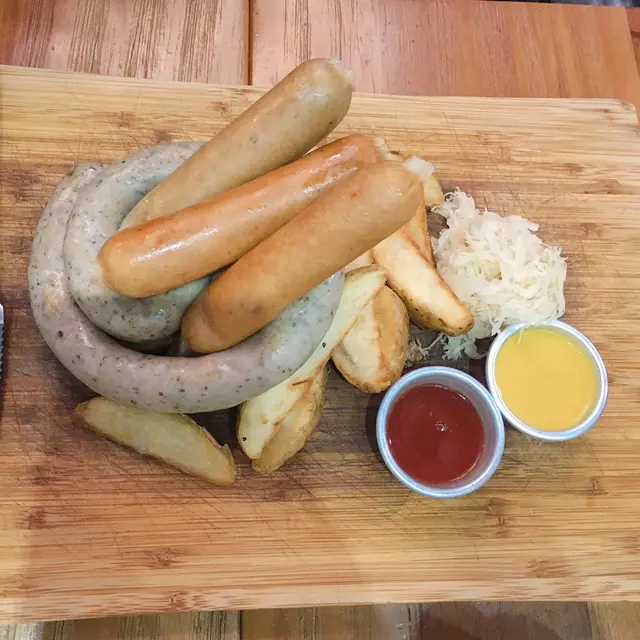 冬陰公、青咖喱香腸拼盤