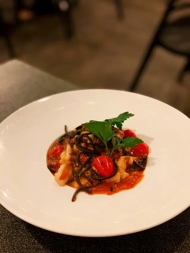 香辣茄汁魷魚墨魚汁意大利麵