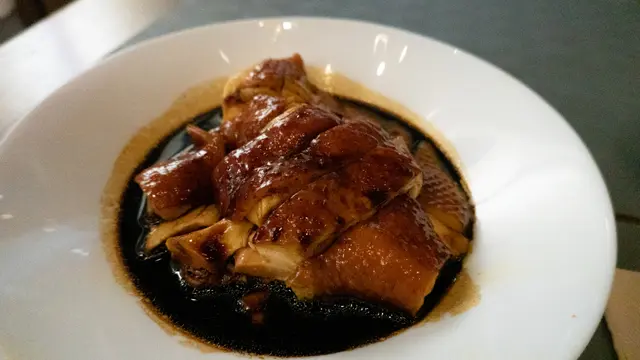 一碟無骨啖啖肉嘅豉油雞，個份量都幾多。