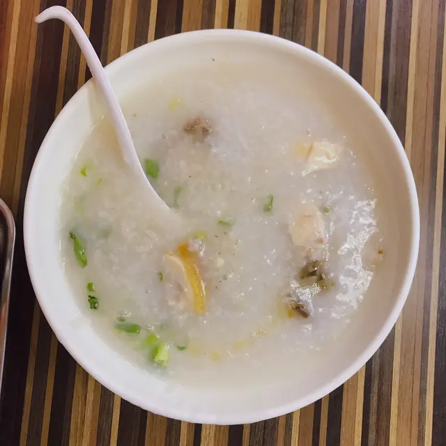 雞肉十分嫩滑，但略為遜色於雞雜粥，感覺雞肉於飯更搭