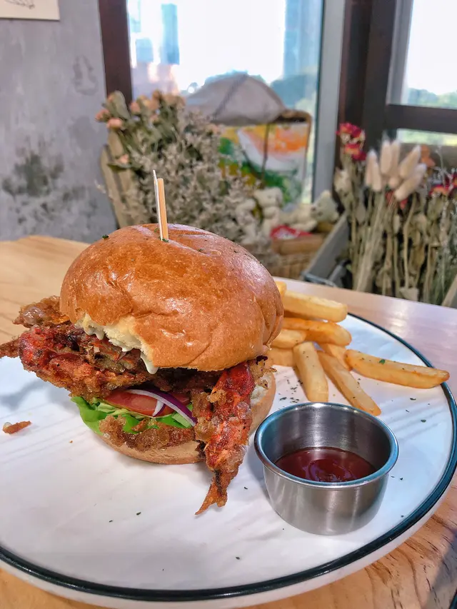 軟殼蟹漢堡配Shhh他他醬