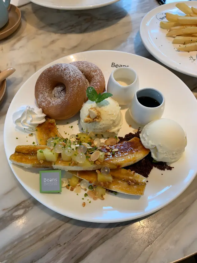 Caramel  banana  waffle