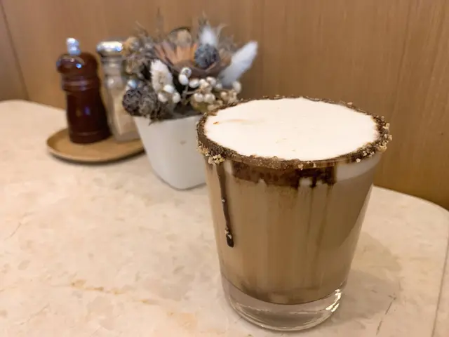 冇諗過奶醬同咖啡☕️可以混為一體~
每一啖鮮奶咖啡都會沾着杯邊嘅花生和朱古力醬,
味道真係幾有趣!