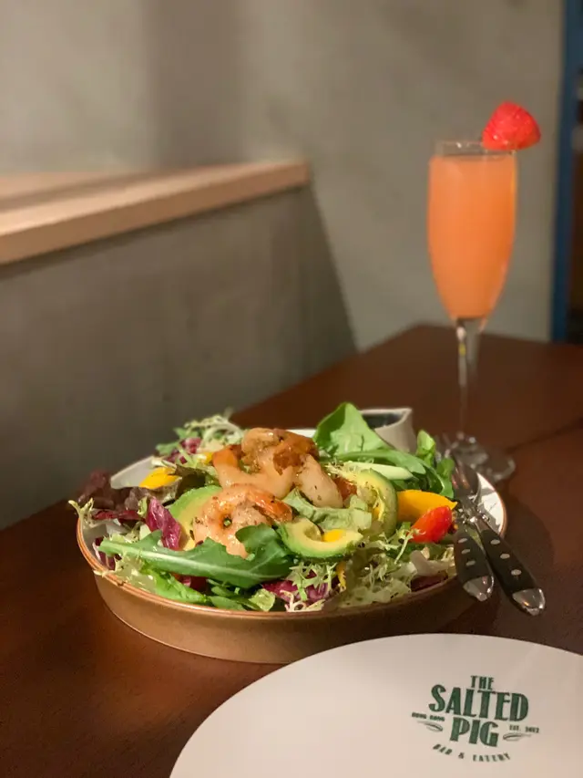 牛油果香芒大蝦沙律、車厘茄、甜辣沙律汁