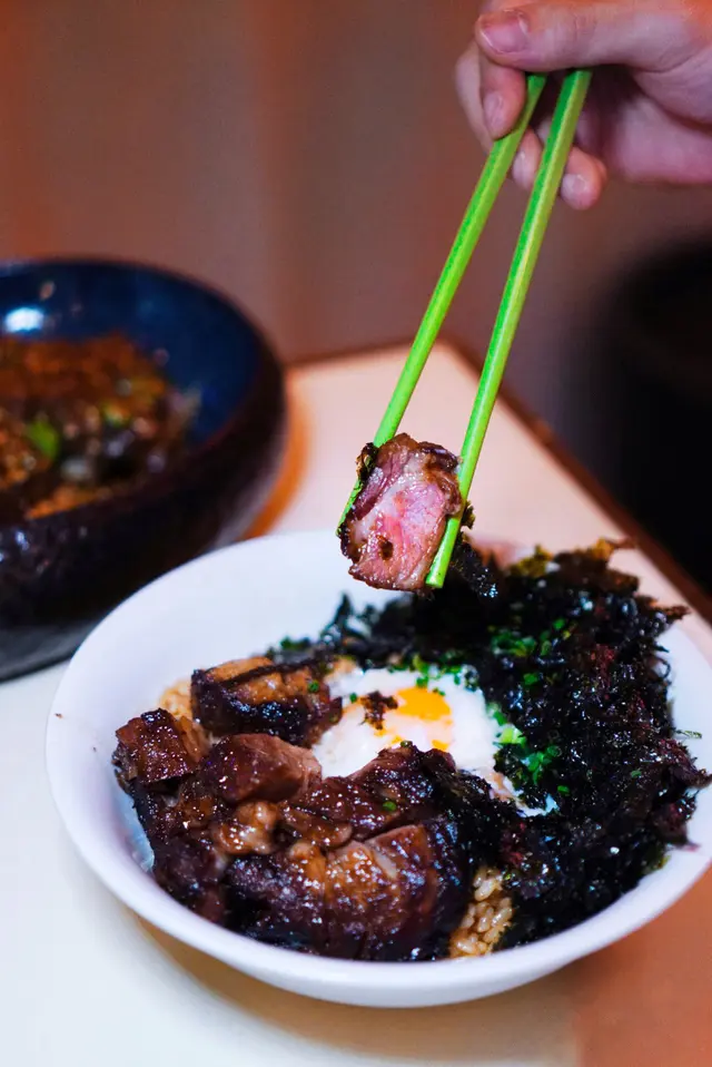 24小時慢煮伊比利亞叉燒配九州溫泉蛋、韓國紫菜、香噴噴香蔥豬油撈飯