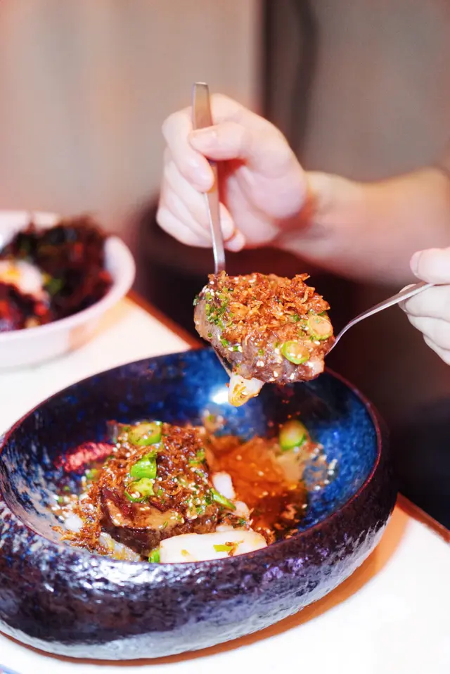 先炆後煎和牛面頰、芥蘭粒配擔擔風味煎腸粉