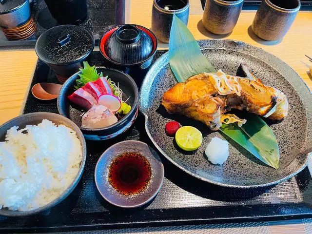 午餐：廚師推介煎魚餃