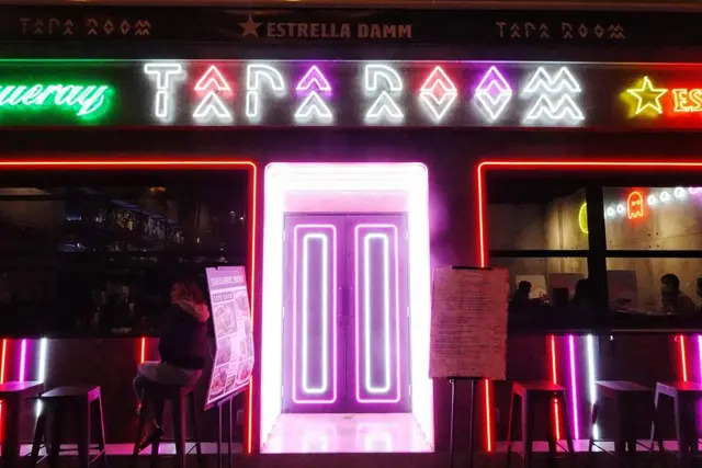 我跟朋友對Tapa Room基本上都幾滿意！另外，呢間店裝潢超eye catching，門口裝有一重重鎂光燈條，閃到爆燈，遠遠都唔怕望唔到！😂​