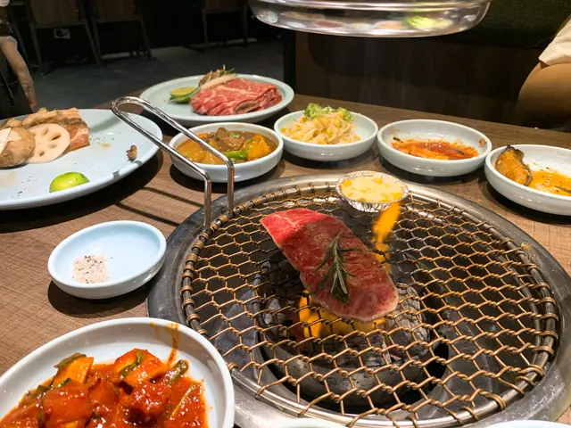 牛肩肉為前腿嘅上部嘅部位,
因為呢個部位嘅肌肉比較發達,
兼附牛筋和牛筋膜令其更有口感!