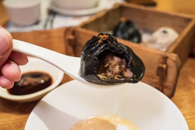 黑色味道好特別好好味😋