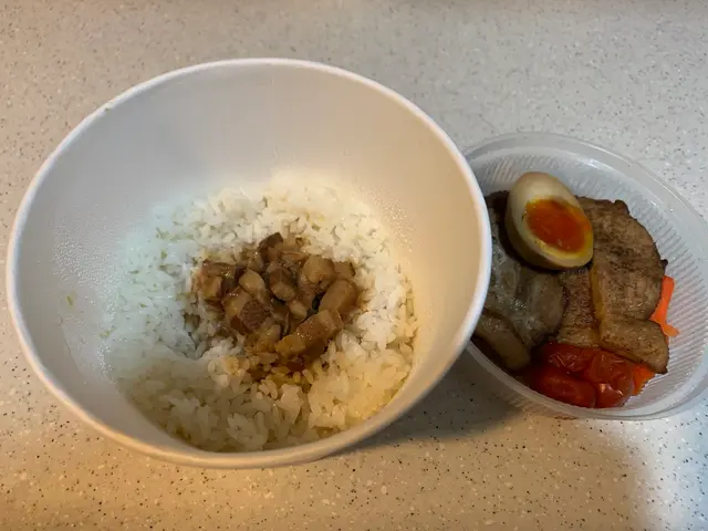 以分上下格外賣盒盛載