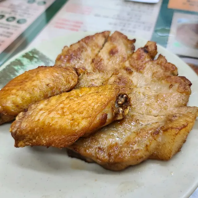 煎豬扒并炸雞翼