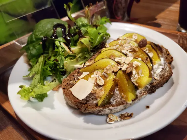 軟腍無花果及多士都帶微熱，上面灑了燕麥碎及提子乾，麵包保持濕軟而麥香味持重，加上香滑微甜的蜜糖及忌廉芝士，配上清新無花果就真是perfect match