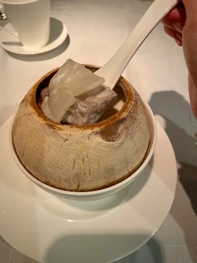 原個椰皇杏汁燉花膠白肺湯