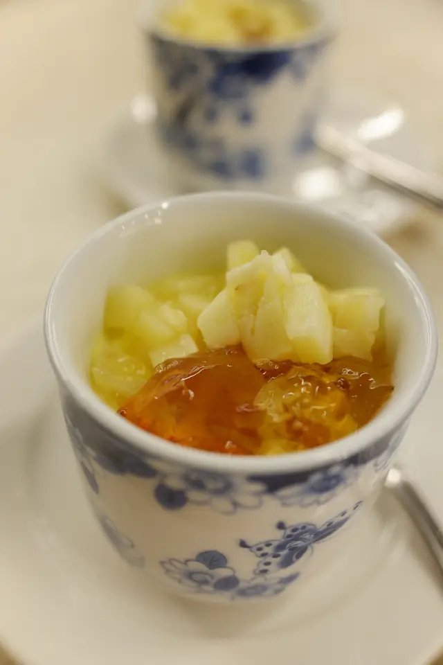 焦糖燉蛋配桃膠鮮果肉