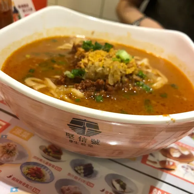 超多肉碎蓋面，花生香味濃郁，加上有啲辣椒帶出微辣，惹味！麵質彈牙，同湯底很搭，麵條又掛湯汁，就算麵同湯一併食，也不會覺得膩😄