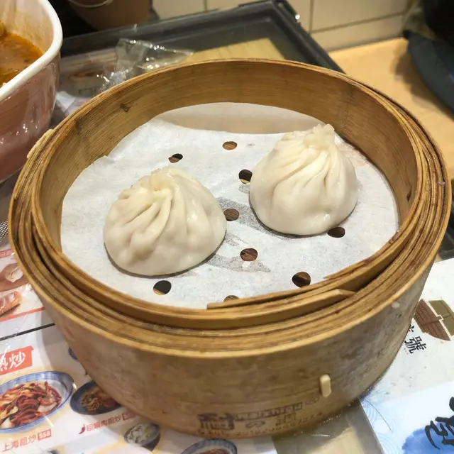 個皮夠薄，以高筋麵粉做成的薄皮夾起來不易穿破，肉餡又新鮮，又多湯汁，小心燙口喔😉