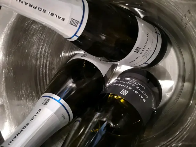 兩款白氣餐酒任飲，甜的7度，另一款約12度