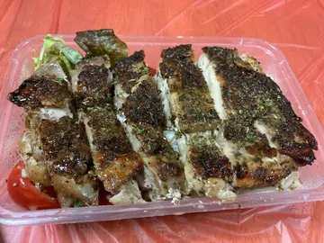 香煎香草鸡扒配凉拌芝麻酱手工上海面