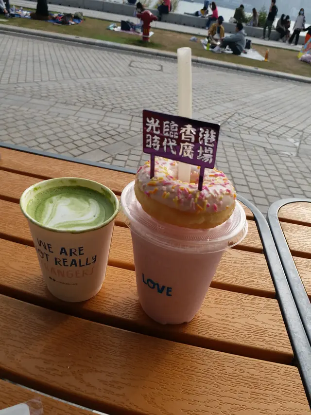 左: 熱Matcha Latte, 右: Strawberry Frappicino with Donut