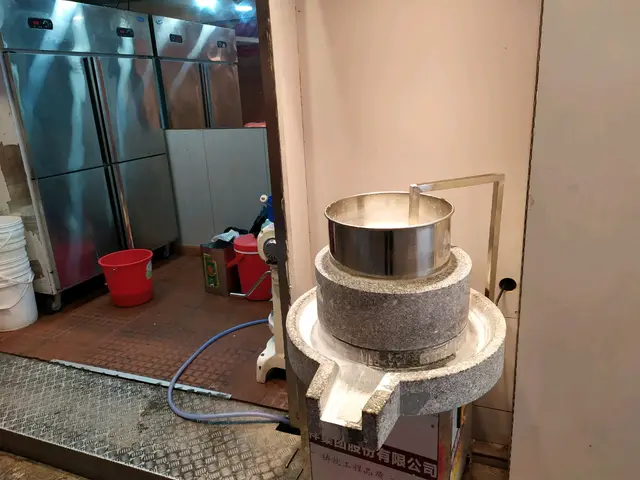 這石磨機就放在店後行旁