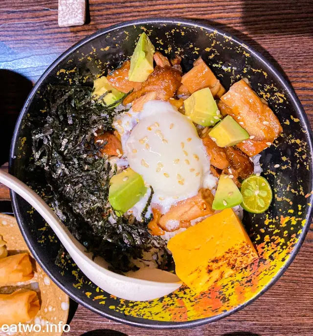 牛油果雞扒溫泉玉子丼