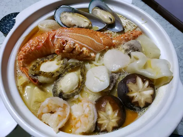 材料份量十足👍,有龍蝦🦞 、鮑魚、花膠 、大蝦、帶子、青口,海鲜煲入面仲有雞、冬菇、蘿蔔及稻庭烏冬,再加上鮮甜濃郁龍蝦湯😋😋