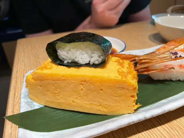 玉子超大嚿，飯團顯得好細，好搞笑！玉子好甜美，不過有啲漏，最好多啲人一齊分享