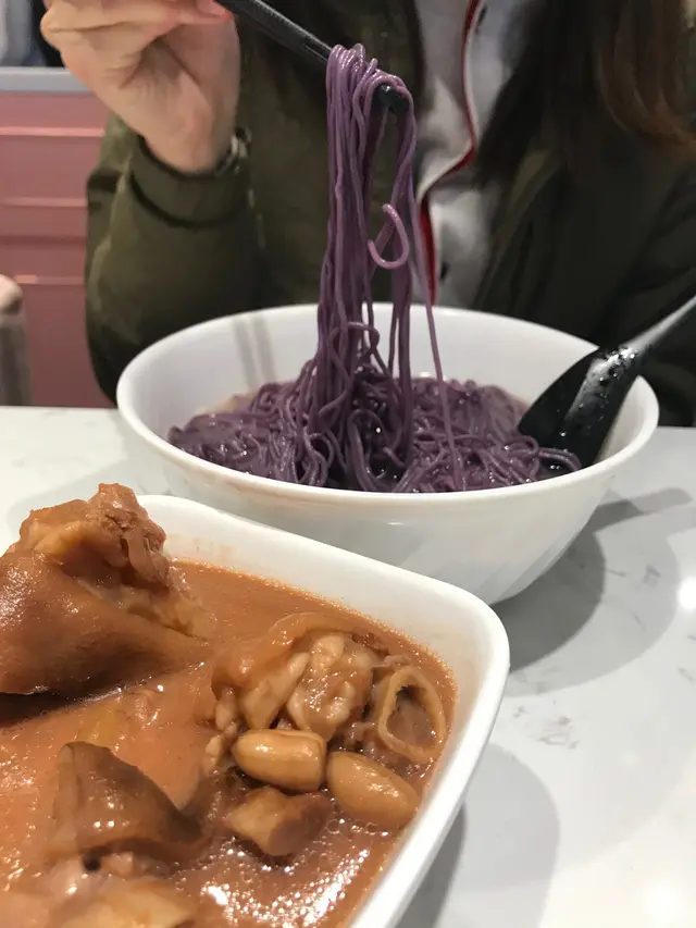 家傳炆豬手配紫薯麵