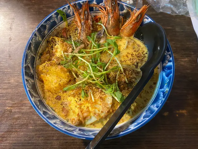 有海蝦、魚片、豆卜、芽菜、豆苗、半隻蛋、獅蚶